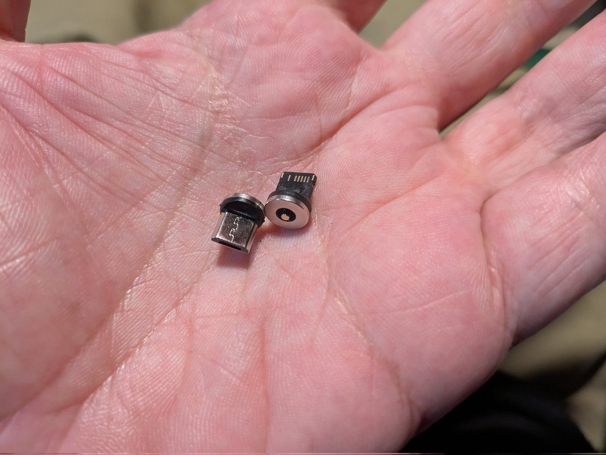 Itte_Kaeri's tweet image. スマホ等 #充電ケーブル の破損にお嘆きの貴兄貴女に朗報🥳
AタイプからB､C､ライトニングの三種類対応!!😳
&quot;充電&quot;限定だから2極で上等､頻繁な抜き差しでの摩耗や破損も防げるし🧲利用だからいざって時も簡単に外れる🧐
ケーブル側には不使用時の汚れ､短絡防止保護キャップ付き配慮も嬉しリプ欄続く