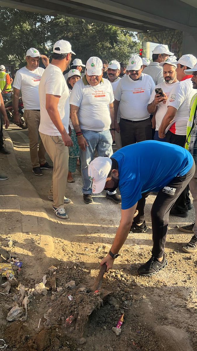 ManishChadhaBJP's tweet image. श्री @narendramodi जी के जन्म दिवस के उपलक्ष में 17 सितंबर से 2 अक्टूबर तक चल रहे #सेवा_पखवाड़े के रूप में मनाते हुए आज #रिंग_रोड मायापुरी फ्लाईओवर के पास श्री @Virendrbabbar जी श्री @HarishKhuranna जी के साथ सफाई अभियान चलाते हुए देश को स्वच्छता का संदेश दिया।