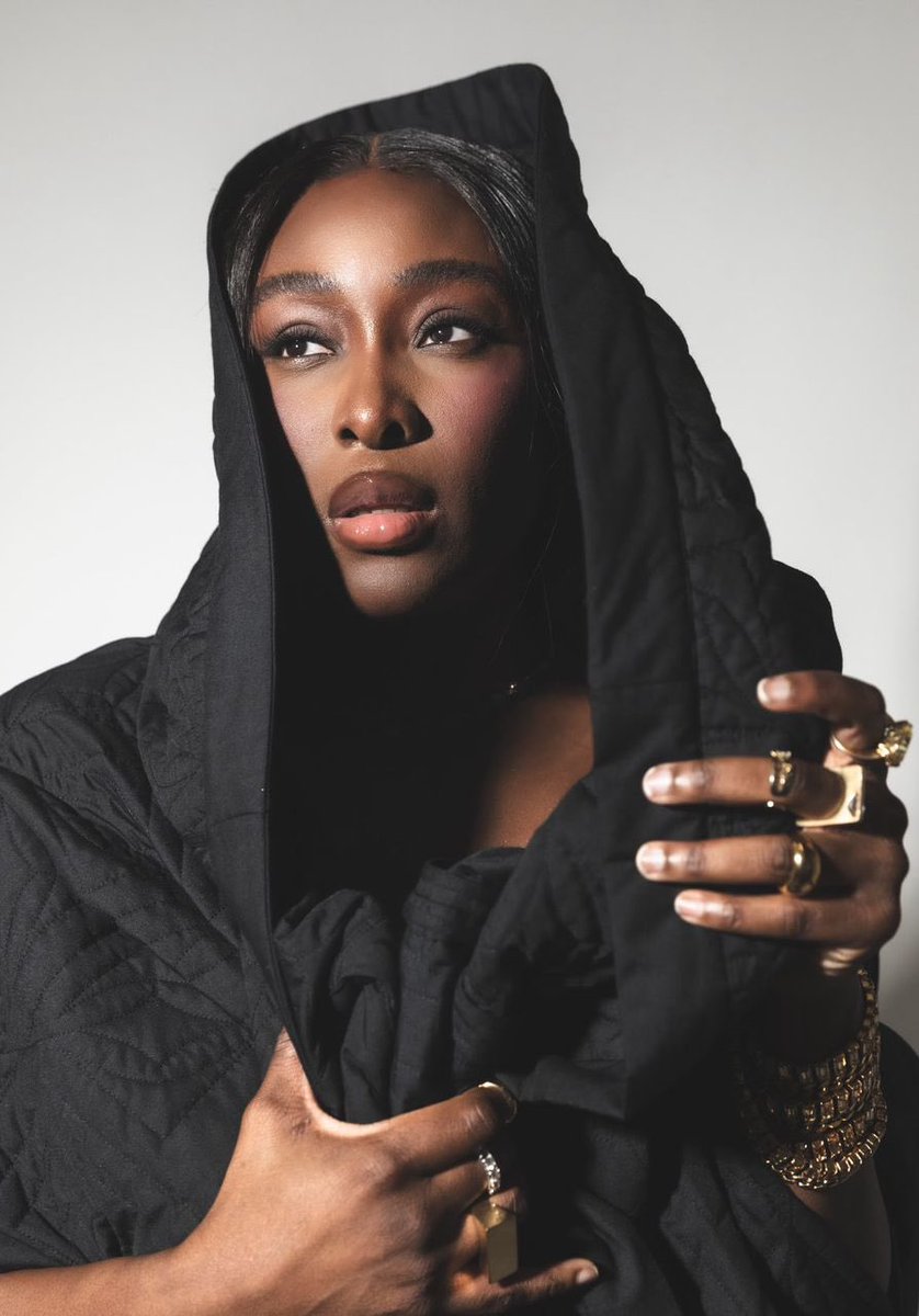 Oyebanji_akins's tweet photo. Tolani Otedola was giving us singles 7, 6, 5 years ago with Skales and Reekado Banks, but the audience didn’t connect. Now her sister’s wedding put her back in the spotlight, not for her voice, but her face, the kind many go under the knife to get. If Skales can land endorsements, Tolani can leverage this moment too. But maybe Nigerians’ distance from the Otedola girls has more to do with their father’s past moves. just think for a second why are the girls not……#mixofusng