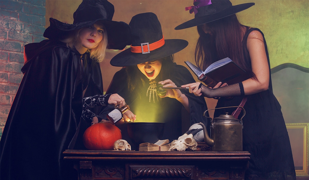 padrehayen's tweet photo. Efectividad de la magia
El recurso a la #magia es bastante frecuente en nuestros pueblos, más de lo que imaginamos. En el mundo espiritual hay una constante: la práctica religiosa y las prácticas supersticiosas son inversamente proporcionales. Cuando disminuye el número de fieles que acuden a la Iglesia, aumentan las prácticas de #brujería, magia y #superstición. Muchos se preguntan si la magia es realmente efectiva.

En un artículo publicado en Crisis Magazine, Steven Tucker cita un artículo de la página web feminista "Jezebel" llamado "Pagamos a unas brujas de Etsy para que maldijeran a Charlie Kirk". Dos días después de la publicación de ese artículo Charle murió asesinado en un campus universitario de Utah. El artículo fue inmediatamente removido y reemplazado por una nota aclaratoria diciendo que el escrito había sido una sátira y que no pretendía causar ningún daño físico.

¿Fue una maldición hecha con brujería la que causó el asesinato de Charlie Kirk? Aunque las feministas de Jezabel hayan afirmado que se maldijo al activista, nadie puede asegurar que esas maldiciones hayan tenido tal efecto. También es sabido que hechiceras de todo Estados Unidos –asegura Tucker en su artículo– se unieron para maldecir a Donald Trump y a su administración después de que ganara la elección de 2016. Sería muy imprudente afirmar que Trump perdió la reelección de 2020 por brujería. Los terrenos del serpiente antigua son un lóbrego bosque que no es fácil penetrar.

Lo que no es temerario afirmar es que la mayoría de quienes se dedican a la brujería son charlatanes que ni siquiera ellos mismos creen en lo que hacen. Se dedican sólo a manipular psicológicamente a la gente vulnerable para desfalcarla. Pero tampoco es temerario afirmar que existen verdaderos operadores de lo oculto que tienen pactos con Satanás y están puestos a su servicio. Es claro que si la brujería tiene efectos reales es solamente por la colaboración del demonio con estas personas.

Los verdaderos hechiceros que han hecho pactos con Satanás, creen ingenuamente que el diablo es como su esclavo al que pueden someter, cuando son ellos, los brujos y chamanes, quienes son los verdaderos esclavos del demonio. Ellos piensan que con darle órdenes al maligno éste les obedece. Y sí, puede ser que les cumpla lo que le piden, pero así los engaña para lograr su condenación eterna y la de otras personas, sobre todo de aquellos quienes solicitan los trabajos de magia. Al acceder a una petición humana, lo único que busca el enemigo es la condenación eterna del hombre.

Así como Dios ha puesto límites al mar para que no se desborde (Job 38, 10), también ha puesto límites a la acción extraordinaria del maligno; de otra manera ninguno de nosotros estaría vivo. Es cierto que en el mundo existe una permisión divina en la actuación del demonio que nos puede resultar incomprensible, pero por la Revelación sabemos que el mal no tiene la última palabra y que Dios sabe sacar, de los males, bienes mayores. En último término todo concurre para bien de los que aman a Dios (Rom 8, 28).

Hoy que prolifera la mentalidad mágica en muchas esquinas de la vida social, no podemos ni debemos tener miedo a que las actividades esotéricas puedan perjudicarnos. "¡Ánimo, yo he vencido al mundo!", dice el Señor (Jn 16,33). Es de capital importancia vivir en gracia de Dios, cumplir los mandamientos, el precepto de la misa dominical –mínimo–, incluso ir a misa entre semana siempre que se pueda, la confesión frecuente, el rezo del Rosario y una relación cada vez más íntima con el Señor. Solamente una vida cristiana intensa, con la fe, el amor y la confianza de los hijos de Dios, nos salvaguarda de las insidias del enemigo y nos hace vivir en la realidad.

La mentalidad mágica termina por enfermar a la gente. Esta mentalidad ha tenido efectos psicológicos que afectan a las personas en masa. Lo que antaño parecía imposible, en pocos años se volvió posible para la mente de un gran número de personas. ¿Quién hubiera dicho, hace unas décadas, que los hombres son mujeres, y las mujeres hombres? Ciertamente estas creencias son pura ilusión de mentes que están fuera de la realidad, pero en el fondo obedecen a una mentalidad mágica: podemos vivir en el mundo de Harry Potter y transformarnos en lo que queramos. Y curiosamente, en los ambientes en que más se cree y se practican las patrañas del género, son en los que proliferan las actividades esotéricas.