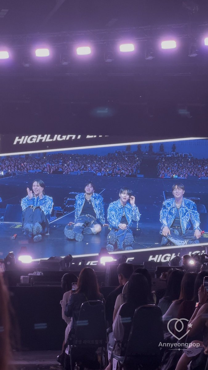 จบไปหลายวันแล้วกับงาน HIGHLIGHT LIVE 2025 [RIDE OR DIE] IN BANGKOK
เรียกได้ว่าทั้ง 4 หนุ่ม มอบความสุขความฟินให้กับแฟนๆ "LIGHT" 💚💡 ตลอดการแสดงกว่า 3 ชั่วโมงไม่มีคำว่าเหนื่อยกันเลย
#RIDE_OR_DIE #BEAST #YOONDUJUN #YANGYOSEOP #LEEGIKWANG #SONDONGWOON
#RIDE_OR_DIE_IN_BANGKOK