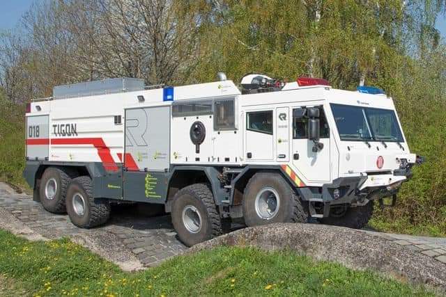 #MardiBestiole 

Aujourd’hui, le <a href="/TatraTrucks/">TATRA TRUCKS</a> TIGON de 700 CV, équipé de son fameux châssis tubulaire (6 🏆au <a href="/dakar/">DAKAR RALLY</a>)
Tube central intègrant des éléments du 🚒 comme les ⚙️ différentiels (verrouillables individuellement)
En revanche les 1/2 essieux se déplacent librement ↖️↙️↘️↗️