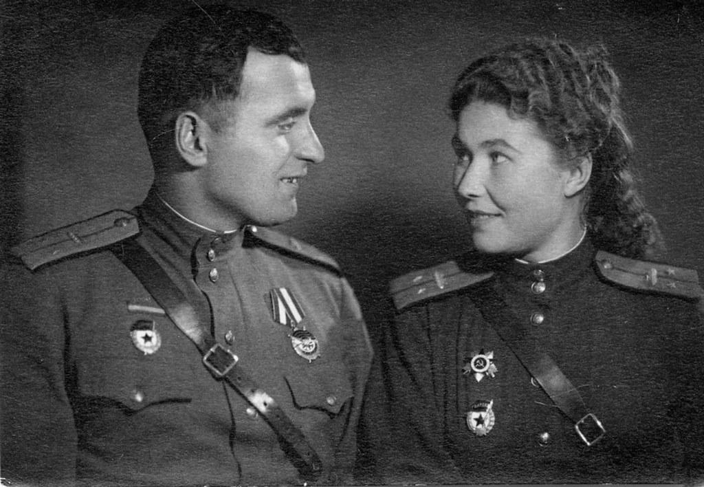 PicturesUssr's tweet image. Ivan Federovich Boiko and his wife Aleksandra Boiko, the Soviet couple that crewed the same tank. They had 5 confirmed tank kills. 1940s