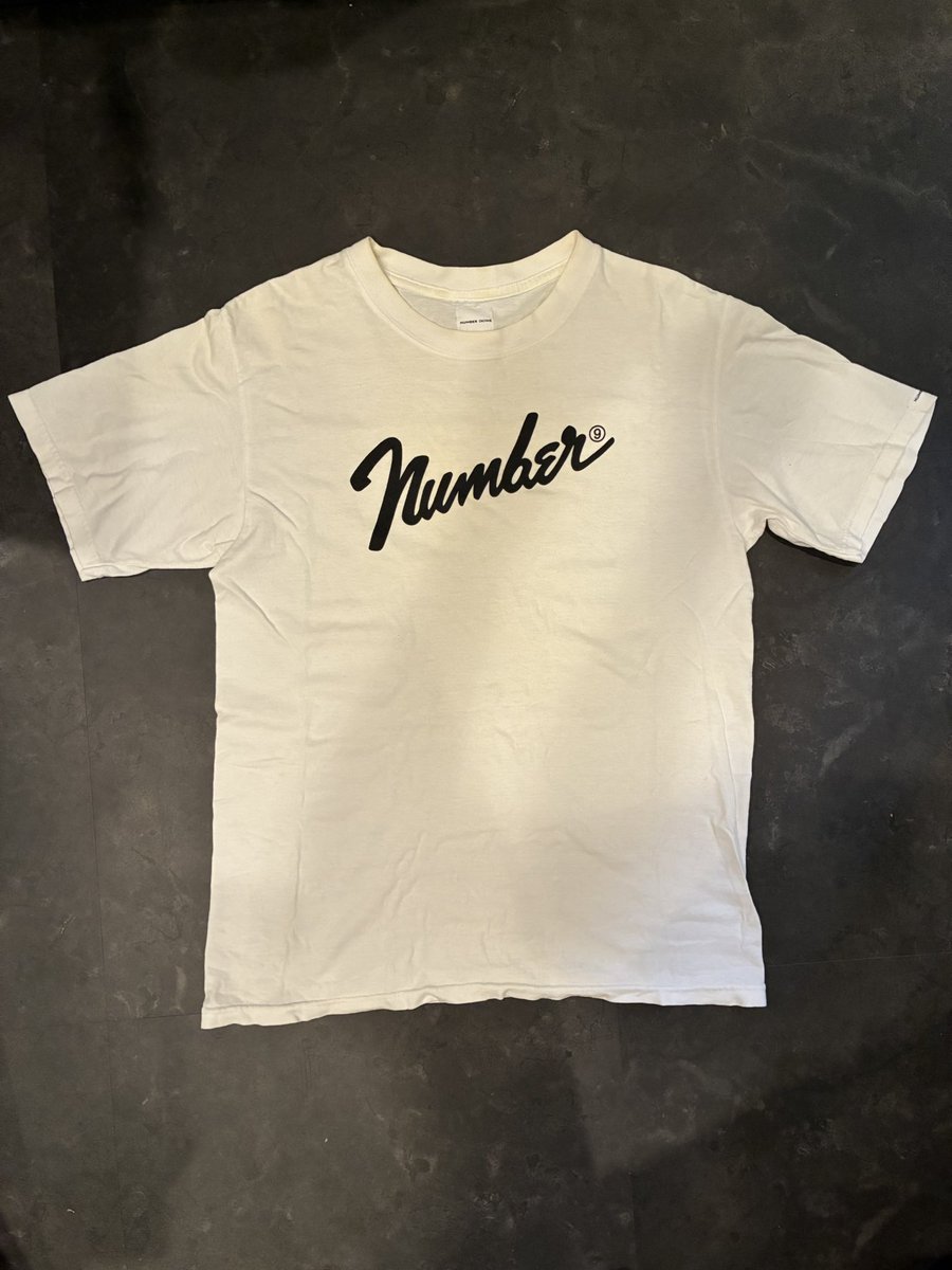 jojoler_ti's tweet photo. NUMBER(N)INE 1999AW
"ROCK IDOL 99"
fender LOGO T-shirt
®️が⑨に。
これも兄から譲り受けた品
#MyNumbernineCollection
#numbernine
#ナンバーナイン https://t.co/Hl1dJX1WfE