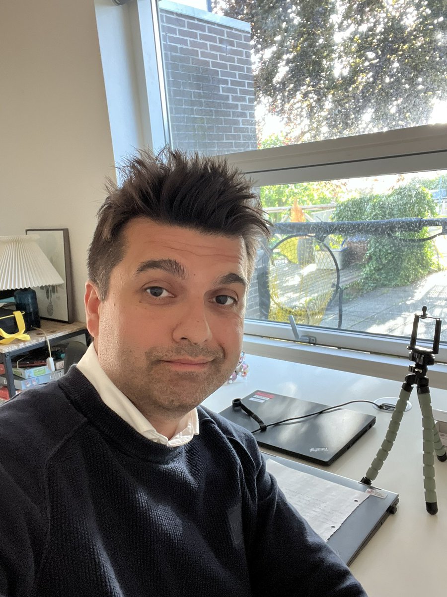 mohammad_rona's tweet photo. enne problematik gjorde jeg opmærksom på sidste år! 🤔👇

Den nuværende kryptoskat skaber ubetalelig skattegæld for almindelige borgere af penge, de aldrig har tjent.

Eksempel: Forestil dig, at du køber bitcoin for 100 kr. Dagen efter er den 150 kr. værd, og du bytter til Ethereum. Gevinsten på 50 kr. bliver beskattet med ca. 25 kr. Næste dag falder ether tilbage til 100 kr., og du sælger. Reelt har du tjent 0 kr., men skatten ender alligevel på 25 kr. 😳

Dette er asymmetrisk beskatning: gevinster beskattes som personlig indkomst med op til 53 %, mens tab kun kan fradrages til ca. halvdelen. Resultatet? 
Eksempler som skolelæreren Rune Christiansen, der endte med 2,8 mio. kr. i skattegæld, selvom han mistede hele sin opsparing. Det er ikke Danmark værdigt.

Problemet forværres af:

- Højere beskatning af krypto end andre aktiver.

- Skattemyndighedernes skiftende praksis, som skaber uforudsigelighed 
Uforudsigeligheden hæmmer danske virksomheder og iværksættere i blockchain og krypto.

- Den lovgivning, vi har, er over 100 år gammel, og siden 2021 har både tidligere og nuværende skatteministre lovet reformer - uden at levere. 

Fra 1. januar 2026 skal verdens kryptobørser indberette transaktioner til danske myndigheder. 
Vi kan ikke vente længere - de nye regler skal være på plads på samme tid. 

Markedet vokser hurtigt:

- Ca. 450.000 danskere ejer krypto - en stigning på 50 % på ét år! 

- Blandt unge (18-39) forventer 52 % at eje krypto om 10 år! 

Lad os nu hægte os fast her: Der skal fart på ny skattelovgivning på krypto. Danske borgere og virksomheder fortjener klare, retfærdige og tidssvarende regler - ikke kaos og uforudsigelighed.