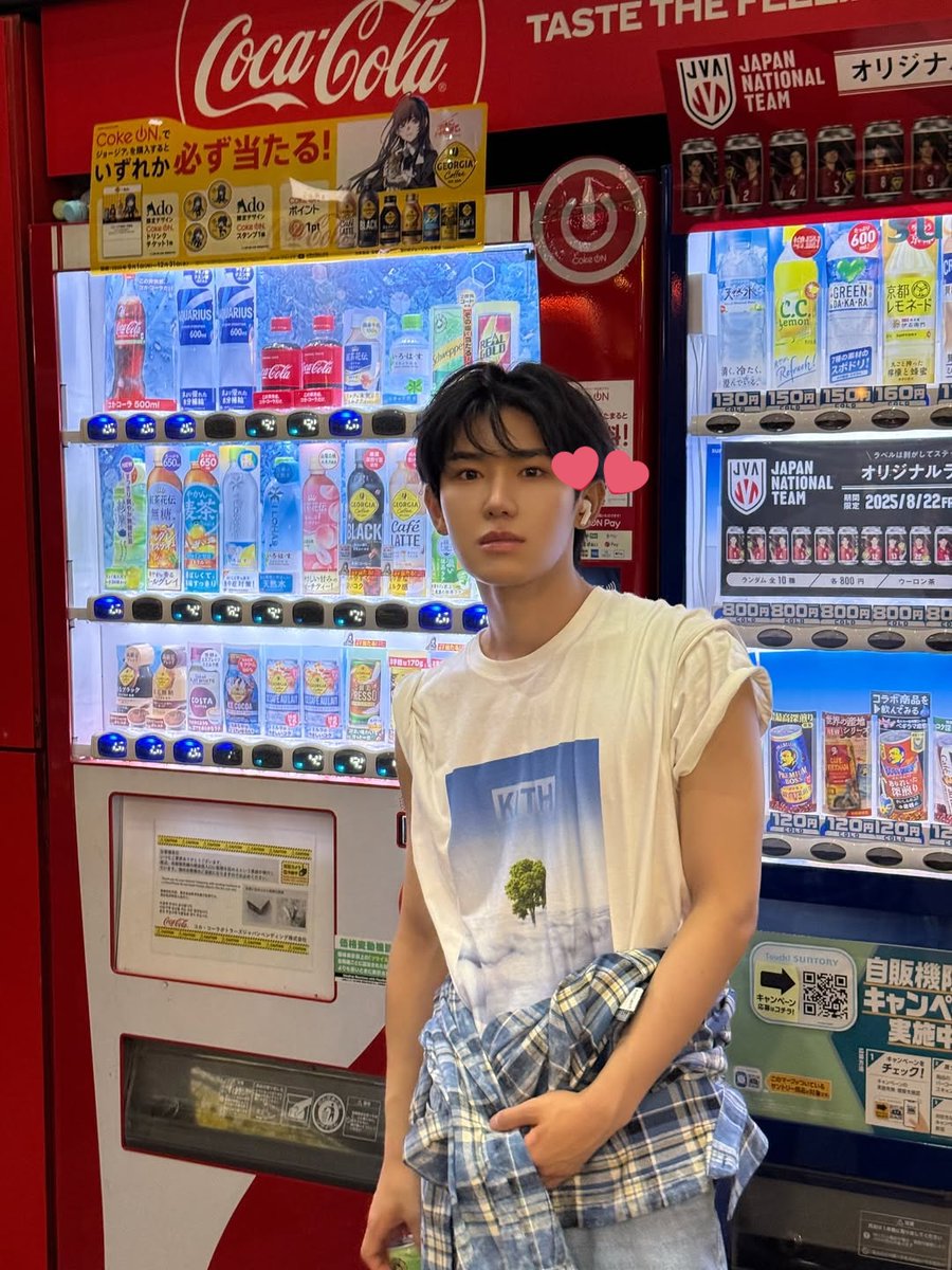 the case of yichen wearing only one of his airpods is solved!!

💬: oppa perhaps did you lose one side of your airpods?
🦊: how did you know ! 👀

#YICHEN #이첸 #亦辰 #イチェン