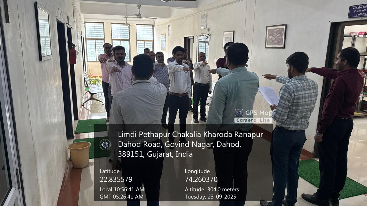 AssistantDahod's tweet photo. મદદનીશ કમિશનર(તકેદારી)ની કચેરી,દાહોદ ખાતે સ્વચ્છતા હી સેવા અભિયાન અંતર્ગત પરિસરને સ્વચ્છ રાખવા અધિકારીશ્રીઓ/કર્મચારીશ્રીઓ દ્વારા શપથ લેવામાં આવી.
@CMOGuj @CollectorDahod @MoHUA_India @PA_TASP_Dahod @SBMR_Gujarat
#SwachhtaHiSeva2025 #NirmalGujarat2.0 #SBMR_Gujarat #SHS2025 https://t.co/MV9mJf28Kx