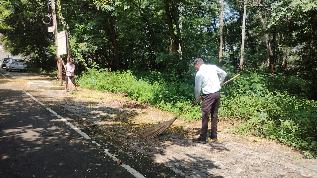 STPI_INDORE's tweet photo. #एसटीपीआई #इंदौर केंद्र पर #SwachhtaHiSeva2025 #Swachhotsav अभियान के तहत  कर्मचारियों द्वारा कार्यालय के आसपास के परिसर मेंं श्रमदान किया |@stpiindia @arvindtw https://t.co/QA2nrHwjzr