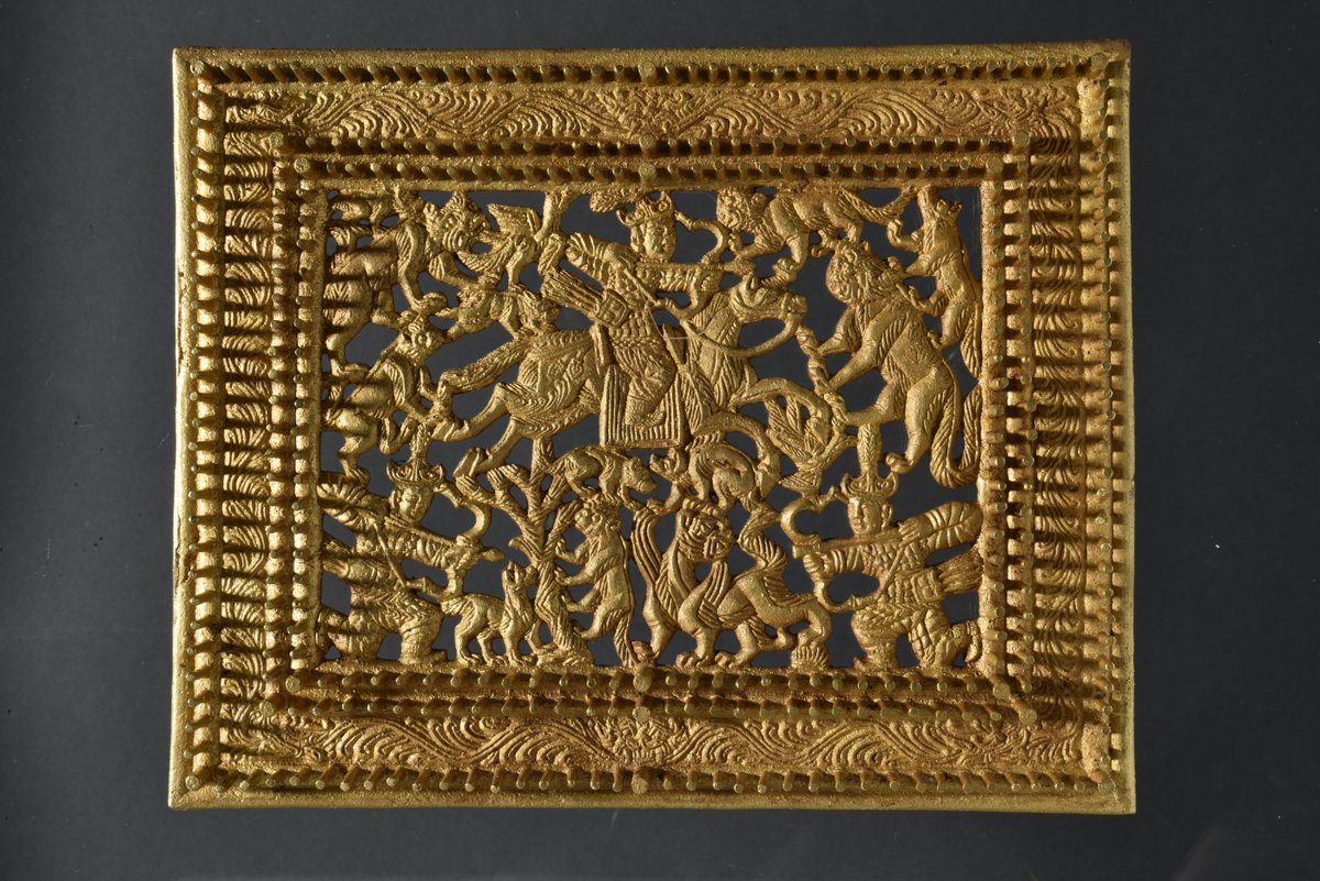 ShanghaiMuseum's tweet image. This ‘Fang Qi’ plate, unearthed from a Sui dynasty tomb in Ningxia, is crafted with 2 kilograms of gold. Depicting armored warriors hunting beasts in thrilling details, it is a magnificent record of power and artistry.
狩猎图金方奇
#NowOnView at #TheSpiralingGlory
©Yanchi Museum