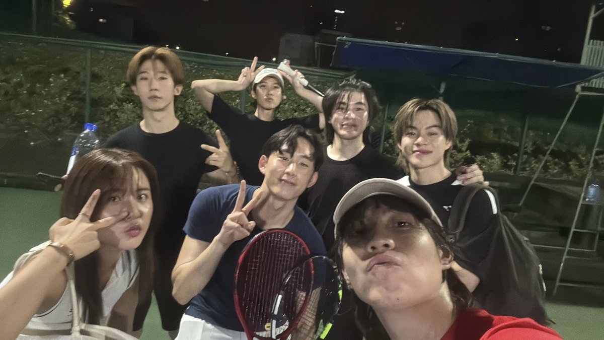 ช่วงนี้น่าจะอินเทนนิสจริง วันนี้ไปกับเจ๊ ก่อนหน้านี้มีไปกับคินกับพี่ๆด้วย อีกนิดจะไปคัดตัวทีมชาติเหมือนที่พี่โต้ดบอกแล้ว55555555555555555555565