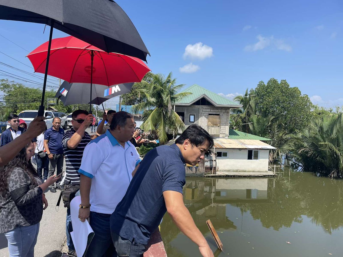 News5PH's tweet photo. REVILLA, ALCANTARA VISIT BULACAN FLOOD CONTROL PROJECTS IN 2023

Naungkat sa social media ang dating post ng Department of Public Works and Highways (DPWH) Regional Office III na naglalaman ng mga litrato ng inspeksyon nina dating senador Bong Revilla, dating district engineer Henry Alcantara, at dating assistant district engineer Brice Hernandez sa construction ng flood control projects sa Paombong at Hagonoy sa Bulacan noong 2023.

Kasunod ito ng alegasyon ni Alcantara sa pagdinig ng Senate Blue Ribbon Committee na tumanggap umano ng kickbacks sa mga proyekto si Revilla.

Wala pang pahayag ang dating senador sa alegasyong ito.

📷: DPWH Regional Office III