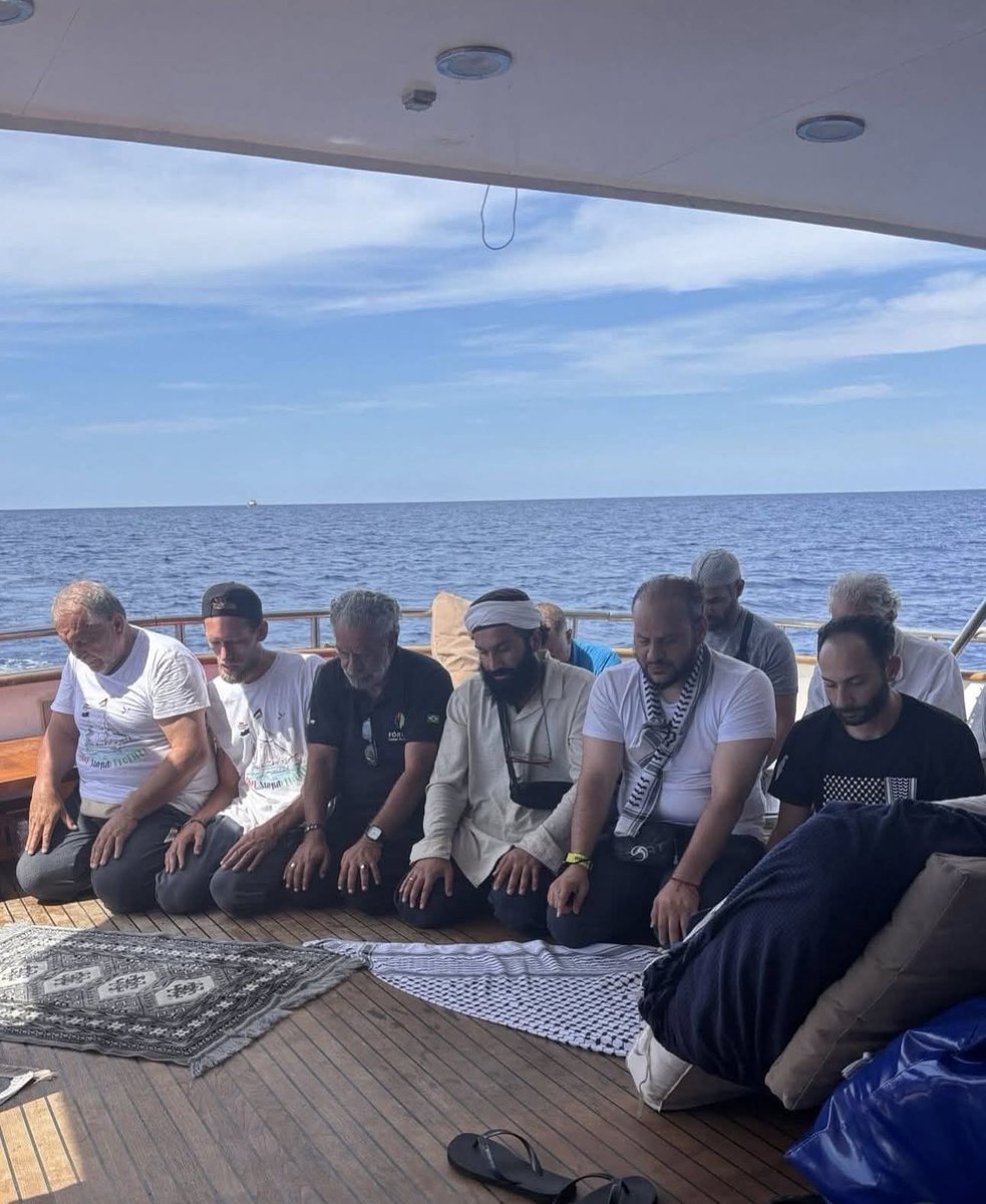 صورة من اسطول الصمود ...
انهم يستعينون بالله ☝️