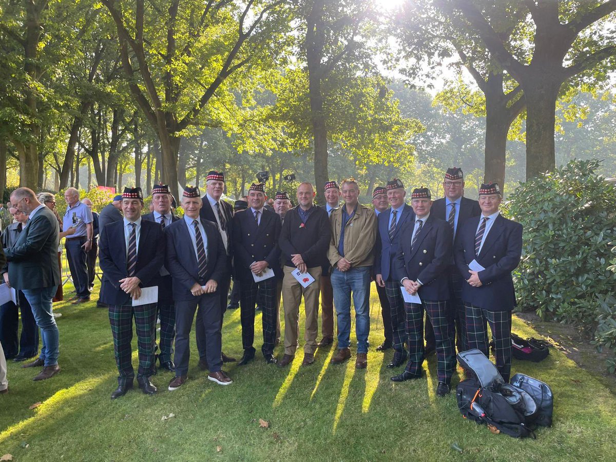 Taitster25's tweet photo. The incredible Mr Geoff Roberts MBE again laying a wreath at Oosterbeek @CWGC 🇳🇱🇬🇧🇵🇱. I had the honour to meet him at last year's service with fellow #KOSB #Veterans and @almurray and @James1940. This man is an inspiration to my generation. 
Thank you @TaxiCharity for all the support you provide.
#Arnhem81
#GinkelHeath
#Airborne
#WeWillRememberThem
@WeHaveWaysPod