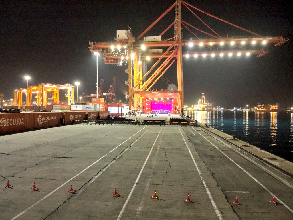 PoliciaAPLP's tweet image. 📸 Imágenes tomadas por nuestros #Drones en el concierto &quot;Entre Contenedores&quot;, celebrado en la terminal de @BoludaCM del #PuertodeLasPalmas 🛰

#PolicíaPortuaria 💙
#SeguridadOperativa
#dron 
#PorTierraMaryAire