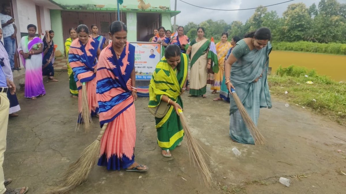 Swachhata hi seva at Nandapur GP of Angul Block.<a href="/CMO_Odisha/">CMO Odisha</a>  <a href="/angul_dm/">Collector and District Magistrate, Angul</a> <a href="/IPR_Odisha/">I & PR Department, Odisha</a>