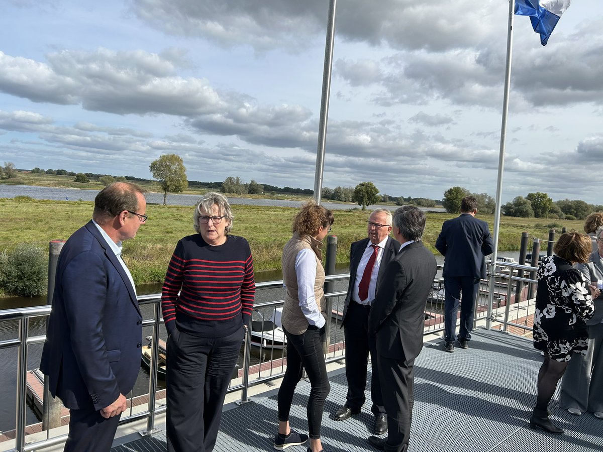 GruenMeyer's tweet image. Die Elbe leider unter den Folgen der #Klimakrise 
Niedrigwasser und Schadstoffe belasten den Fluss.
Auf der Elbministerkonferenz in #Hitzacker haben wir uns daher zu Wassermengenmanagement und Sedimente mit 10 Bundesländern verständigt 
umwelt.niedersachsen.de/startseite/akt…