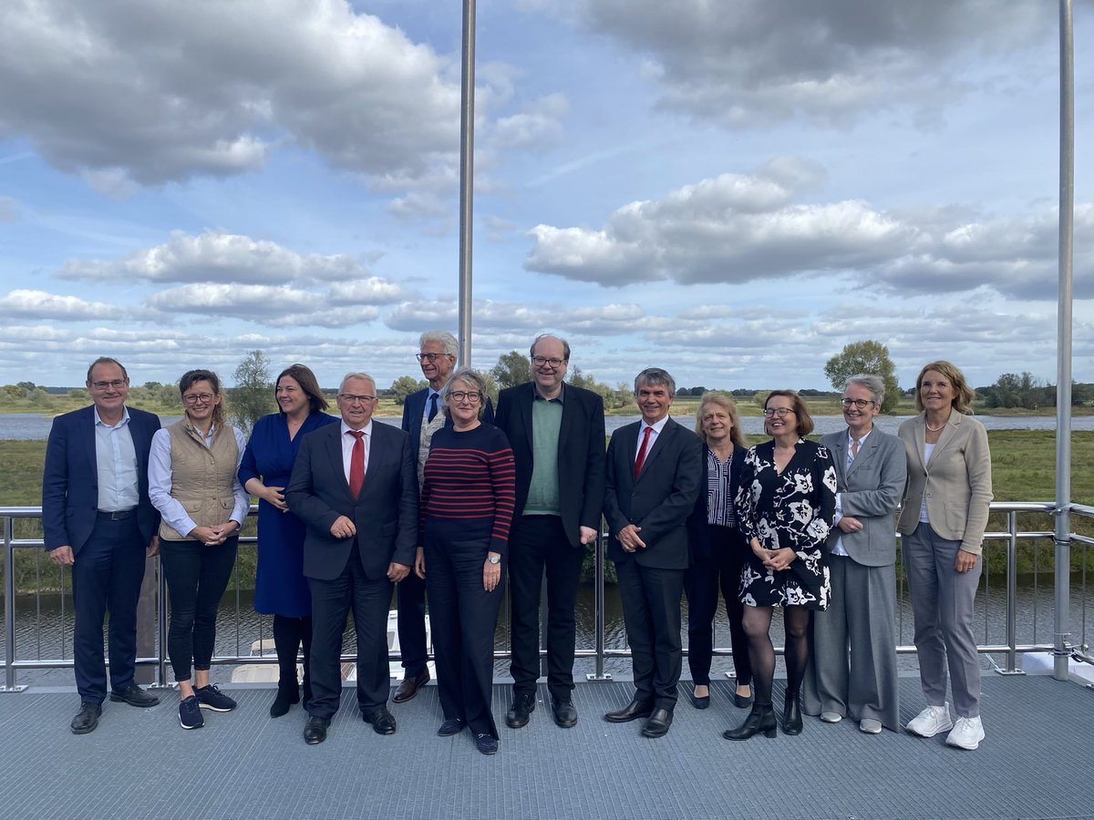 GruenMeyer's tweet image. Die Elbe leider unter den Folgen der #Klimakrise 
Niedrigwasser und Schadstoffe belasten den Fluss.
Auf der Elbministerkonferenz in #Hitzacker haben wir uns daher zu Wassermengenmanagement und Sedimente mit 10 Bundesländern verständigt 
umwelt.niedersachsen.de/startseite/akt…