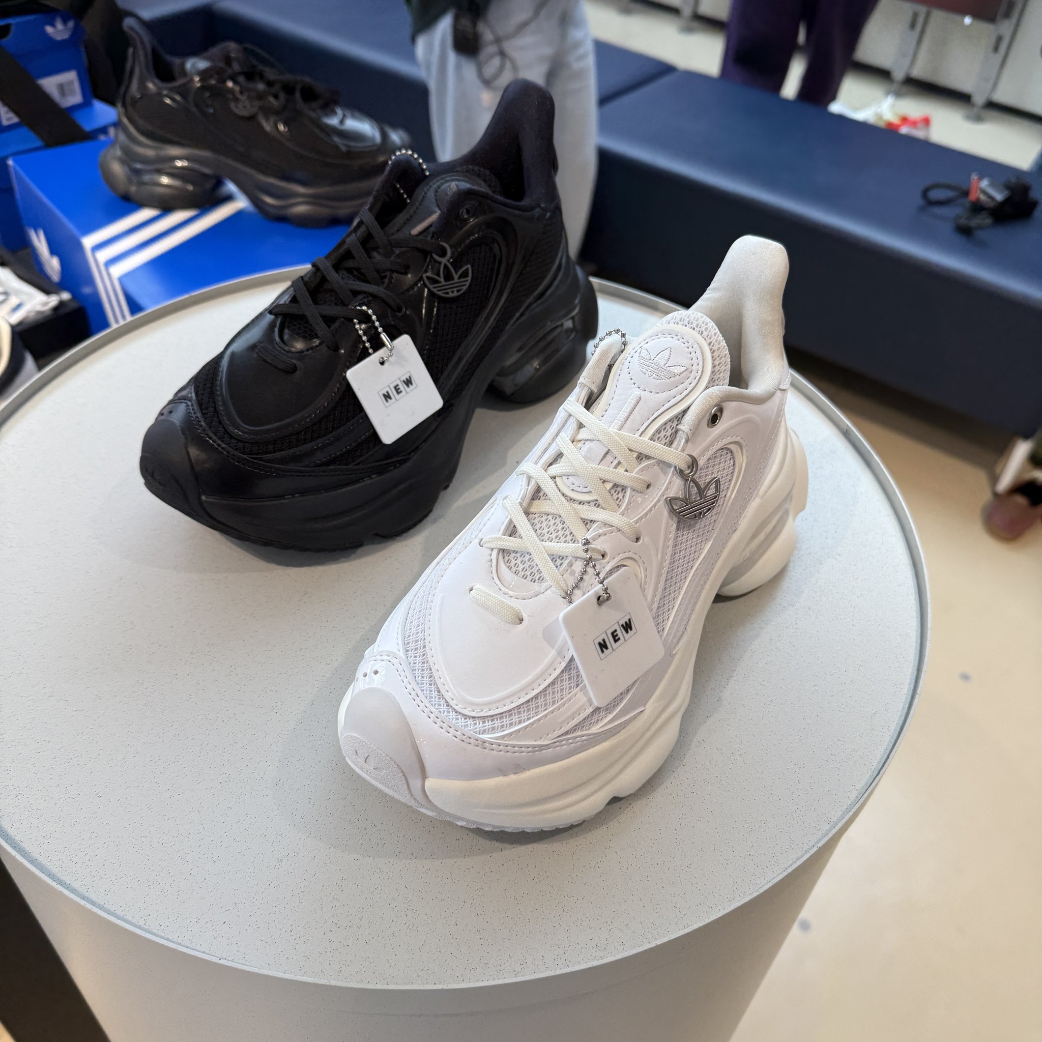h*Y様 777【激レア入手困難】￥81,900／初期モデルオクテア／スワロフス Adidas Originals ZX 700 HD Men's Running Shoe Athletic