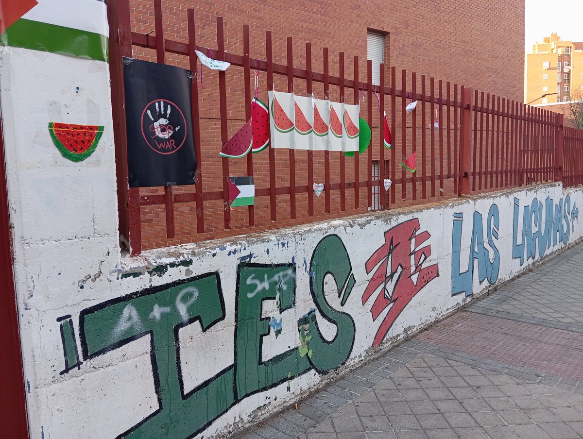Hoy nuestro centro luce con orgullo su apoyo a los derechos humanos, la dignidad y la hermandad. Gracias a estudiantes, profes y familias que hoy se han acercado. Seguimos!  #EducarNoEsAdoctrinar #AmpasyAfasDeMadridConPalestina #FreePalestine
