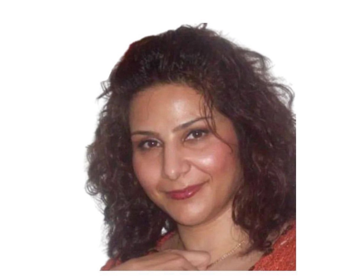 شیرین سعیدی، روزنامه‌نگار حوزه اقتصادی، دو سال است که در زندان به سر می‌برد و هم‌اکنون در زندان قرچک است. عجیب است که تاکنون هیچ حمایتی از سوی روزنامه‌نگاران برای او صورت نگرفته و این تنهایی برای شیرین حقیقتاً دردناک است. امیدوارم به‌زودی آزاد شود.

#شیرین_سعیدی