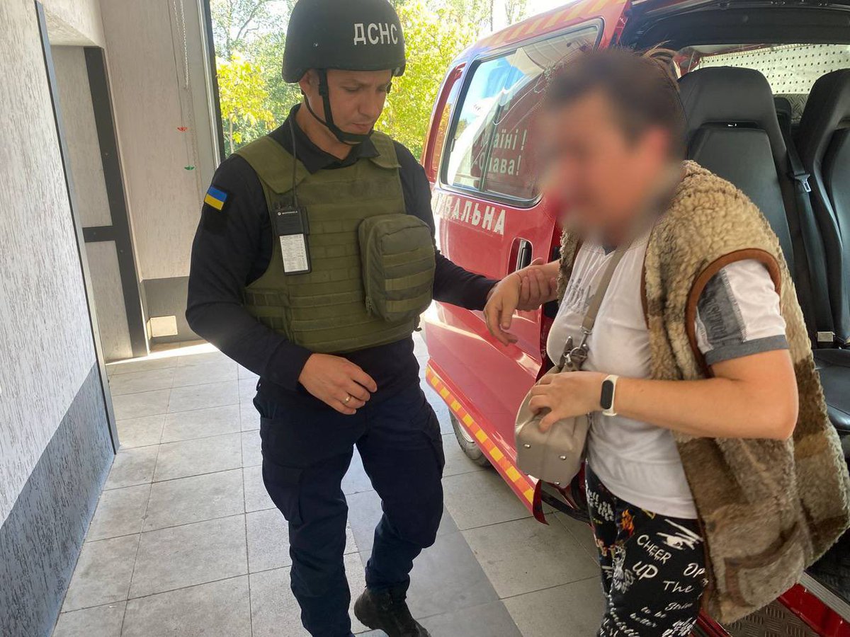 Nikopolgram's tweet image. In Nikopol, the russians killed a 70-year-old woman with an FPV drone. Another 47-year-old local resident sustained shrapnel wounds. The victim received the necessary medical assistance. As a result of the attack, a private house caught fire.