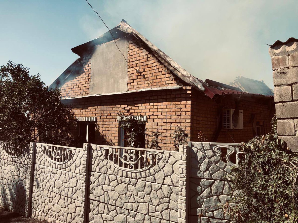 Nikopolgram's tweet image. In Nikopol, the russians killed a 70-year-old woman with an FPV drone. Another 47-year-old local resident sustained shrapnel wounds. The victim received the necessary medical assistance. As a result of the attack, a private house caught fire.
