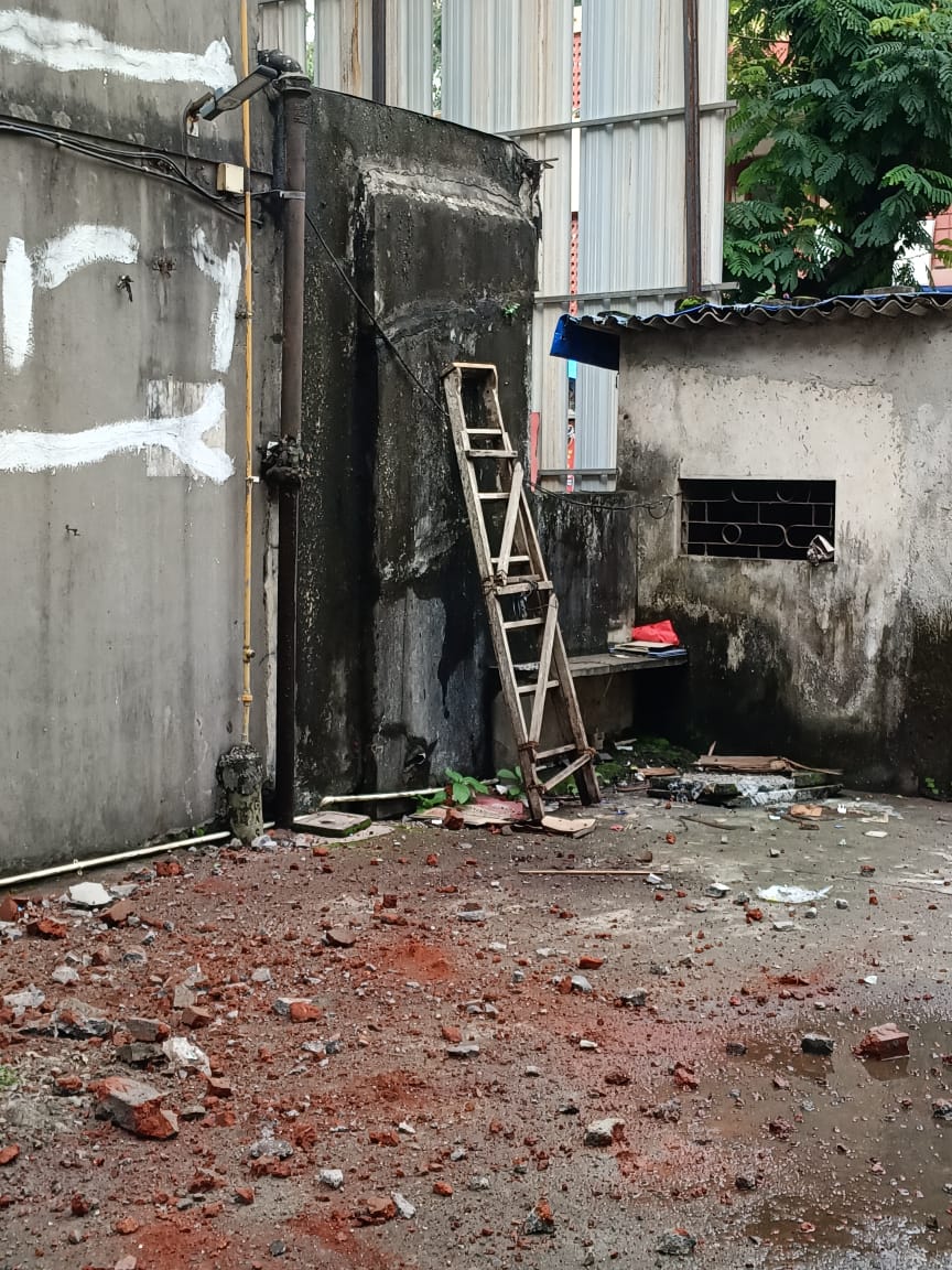 Back2Vedas's tweet photo. Lawlessness in Borivali, Mumbai

Look how Builder Manpasand Avenue LLP is torturing the residents of Jai Bhavani CHS, Govind Nagar, Borivali (W), by demolishing the building without giving any notice to them.

@MumbaiPolice @CPMumbaiPolice @CMOMaharashtra @112Maharashtra https://t.co/IeaF5es7v7