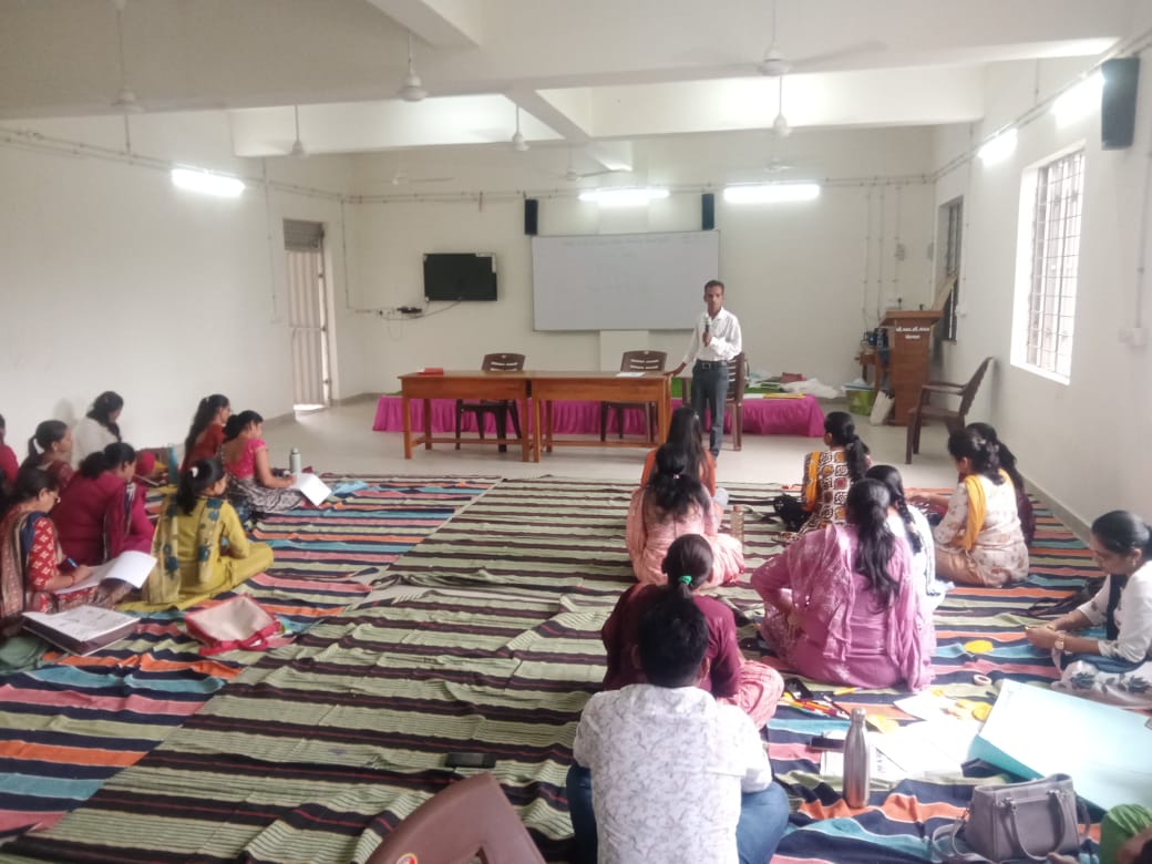 DcpuNavsari's tweet image. આજ રોજ જિલ્લા શિક્ષણ વિભાગ સાથે સંકલન માં રહી બી.આર.સી. દ્વારા ચાલી ચાલી રહેલ શિક્ષકોની તાલીમમાં જિલ્લા બાળ સુરક્ષા એકમ દ્વારા બાળ હક્કો, નશામુક્ત ભારત અભિયાન, બાળ સુરક્ષા યોજનાકીય અને બાળકોના કાયદાકીય માહિતી આપવામાં આવેલ જેમાં કુલ ૮ કાર્યક્રમોમાં ૪૩૩ શિક્ષકો હાજર રહ્યાં હતા.