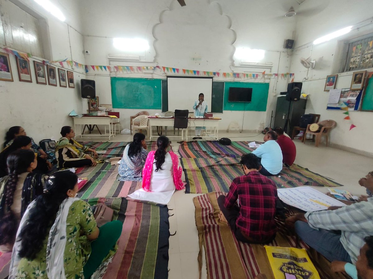 DcpuNavsari's tweet image. આજ રોજ જિલ્લા શિક્ષણ વિભાગ સાથે સંકલન માં રહી બી.આર.સી. દ્વારા ચાલી ચાલી રહેલ શિક્ષકોની તાલીમમાં જિલ્લા બાળ સુરક્ષા એકમ દ્વારા બાળ હક્કો, નશામુક્ત ભારત અભિયાન, બાળ સુરક્ષા યોજનાકીય અને બાળકોના કાયદાકીય માહિતી આપવામાં આવેલ જેમાં કુલ ૮ કાર્યક્રમોમાં ૪૩૩ શિક્ષકો હાજર રહ્યાં હતા.