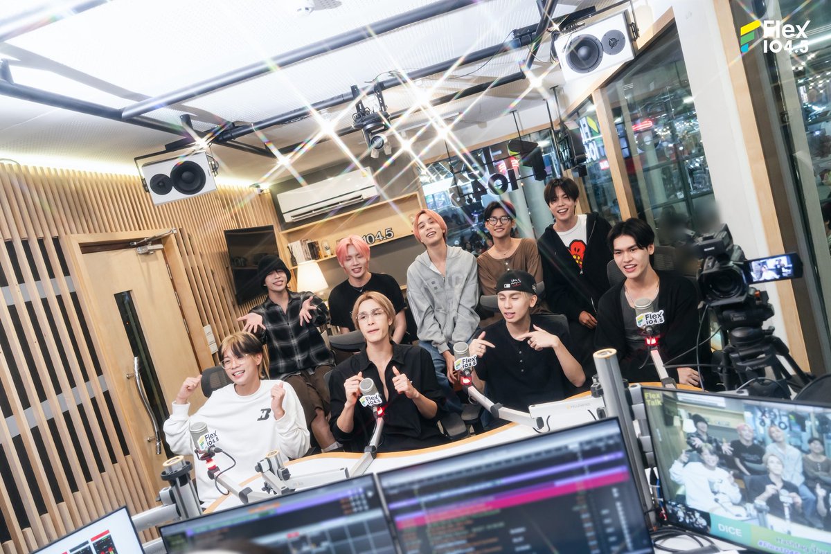 รอยยิ้มและพลังงานสุด Rare 🌟 จากหนุ่ม ๆ วง DICE ที่มาพร้อมเพลงใหม่ “BILLIONAIRE” เมื่อวันอังคาร ที่ 16 กันยายนที่ผ่านมา 💖 ทำให้เราได้เห็นอีกมุม ทั้งความสนุก ความจริงใจ และเสน่ห์ที่ทำให้ทุกโมเมนต์น่าจดจำเหมือนความรักที่อยากให้ On-air ตลอดเวลา 🎶

ใครที่อยากอินไปกับเส้นทางสู่