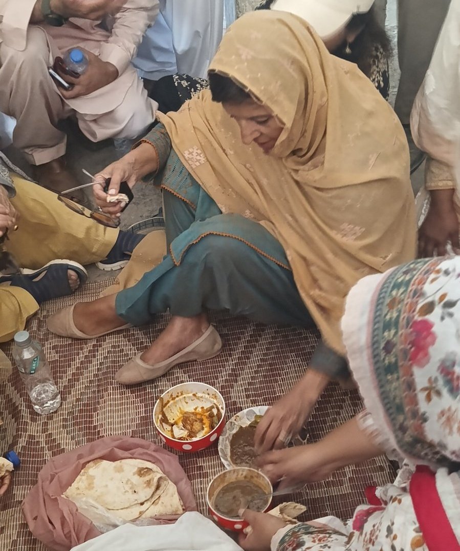اڈیالہ جیل کے باہر علیمہ خان کی یہ تصویر آج ہر کسی کے ٹائم لائن پر ہونی چاہیئے ♥️