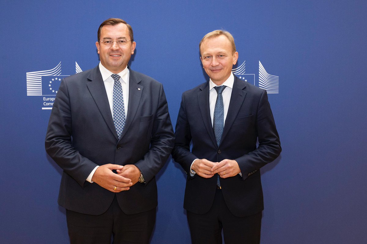 Miałem przyjemność gościć dziś Ministra Rolnictwa <a href="/StefanKrajewski/">Stefan Krajewski</a>. Rozmawialiśmy o przyszłości Wspólnej Polityki Rolnej, w tym propozycjach nowych Wieloletnich Ram Finansowych oraz gwarancjach dopłat bezpośrednich i środków na rozwój wsi.