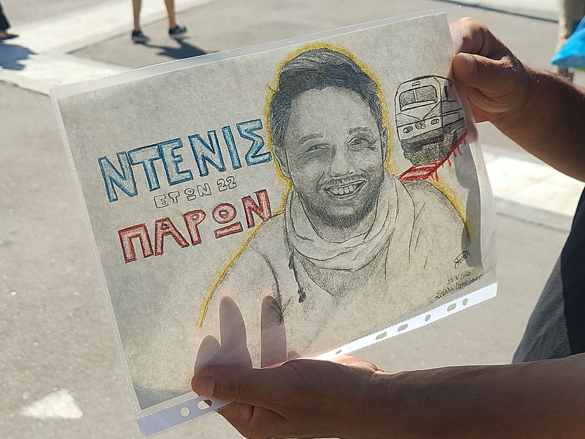 Μαθητές του Καλλιτεχνικού Σχολείου Αθηνών πήραν την πρωτοβουλία από μόνοι τους και επισκέφθηκαν τον Πάνο Ρούτσι στο Σύνταγμα, προσφέροντας ένα σχέδιο με τον γιο του Ντένις.

#τεμπη_εγκλημα