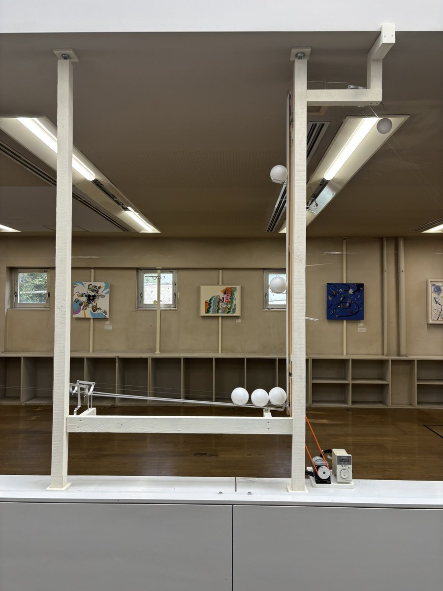 mpl_architect's tweet image. 📍原倫太郎＋原游「森の空白を満たす」
原広司のアトリエファイで開催中の展示へ！
原さんの蔵書と空間は言うまでもなく、展示も良かった✨️
動き出しそうな彩やかなドローイングと昇降し続けるボールによって、時が止まったような静的な空間が際立って感じられました🕰
SDレビューと近いのでぜひ！