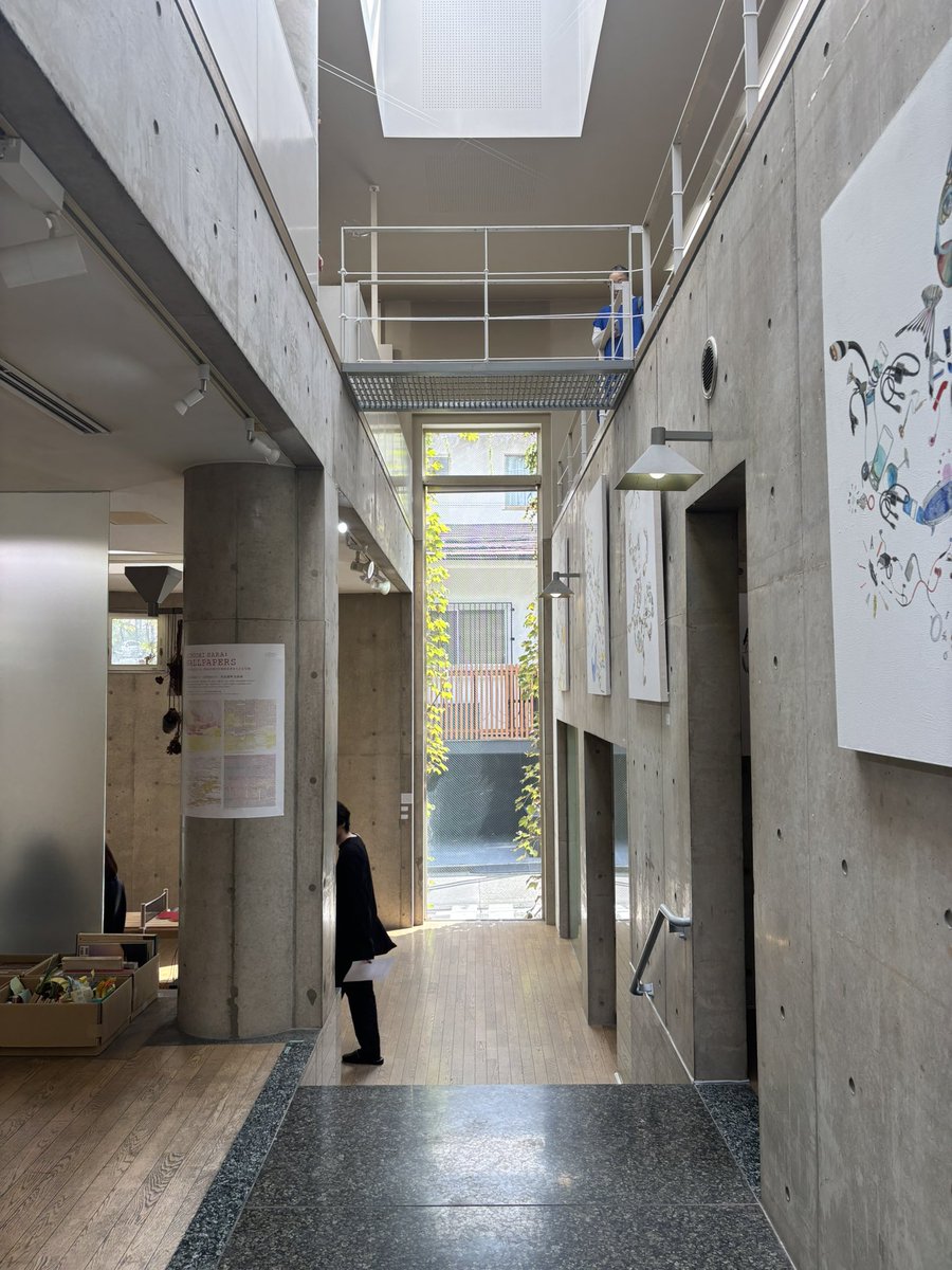 mpl_architect's tweet image. 📍原倫太郎＋原游「森の空白を満たす」
原広司のアトリエファイで開催中の展示へ！
原さんの蔵書と空間は言うまでもなく、展示も良かった✨️
動き出しそうな彩やかなドローイングと昇降し続けるボールによって、時が止まったような静的な空間が際立って感じられました🕰
SDレビューと近いのでぜひ！