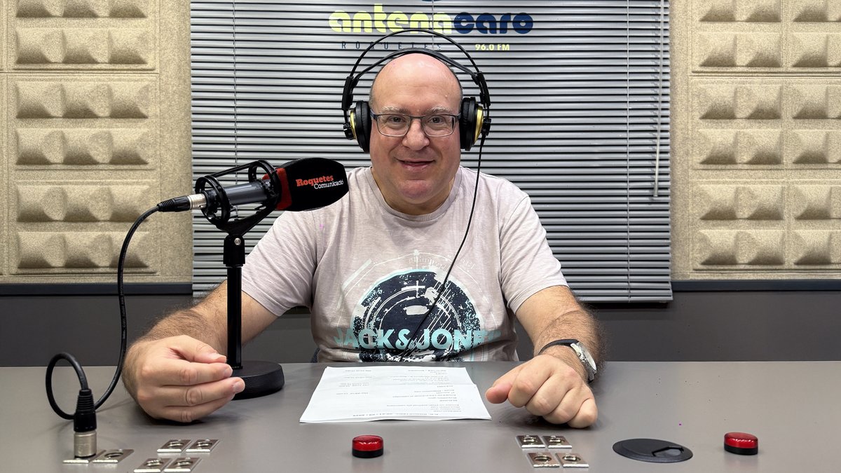 📺VÍDEO: youtu.be/h8Jcq8C1VYk
El cap de premsa <a href="/maccroquetes/">Miquel Angel Campos</a> del <a href="/CDRoquetenc/">CD Roquetenc</a>  fa el balanç ⚽️ de la jornada del 20 i 21 de setembre i ens avança els pròxims partits.
El Partit: L'amateur masculí del Roquetenc debuta a la Lliga amb victòria 3-0 contra el C.F. Ampolla.