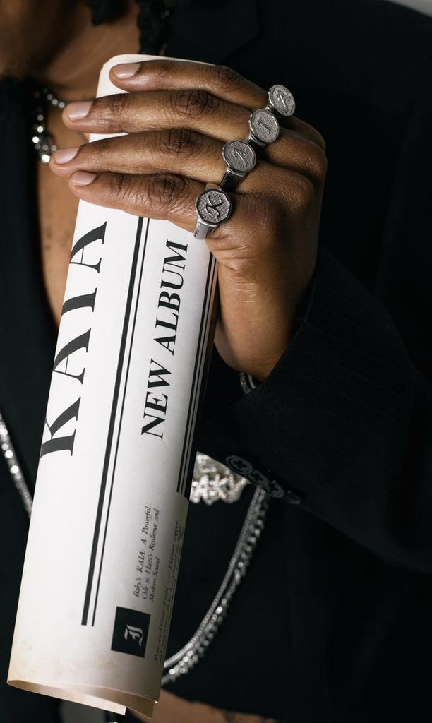 KAIA 
3e albòm estidyo BAKY dedye ak pitit fi li yo. 
Albòm sa se yon vwayaj nan inivè familyal la, se yon vwayaj emosyonèl k ap pran kè w. 
7 mizik pou 21 minit, Baky fè w viv tout kalite emosyon. Melanj amapiano, rap, afro, konpa. 
Album sa se yon mastèklas.

[Threads]