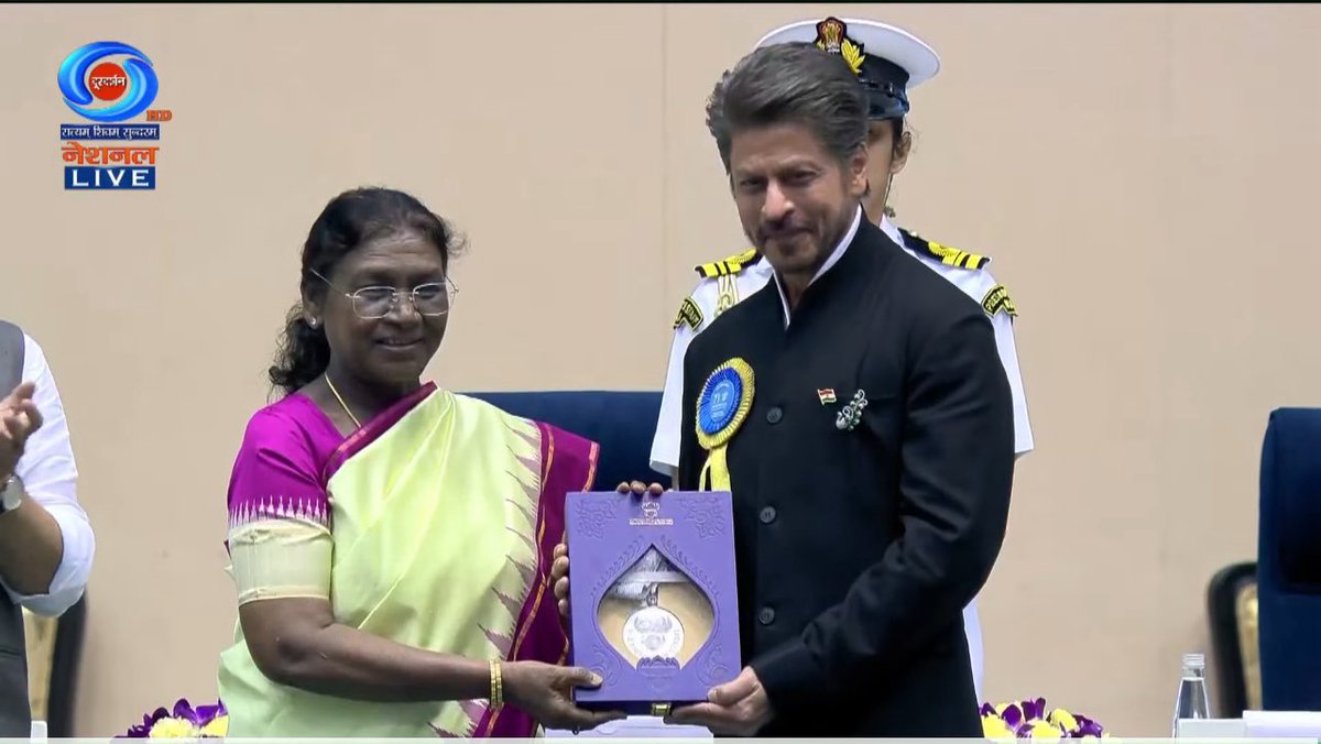 itxcheemrag's tweet image. “and the dreams that you dare to dream, really do come true.” indeed. 

SRK with his first national award after 33 years of wait ❤️

#ShahRukhKhan