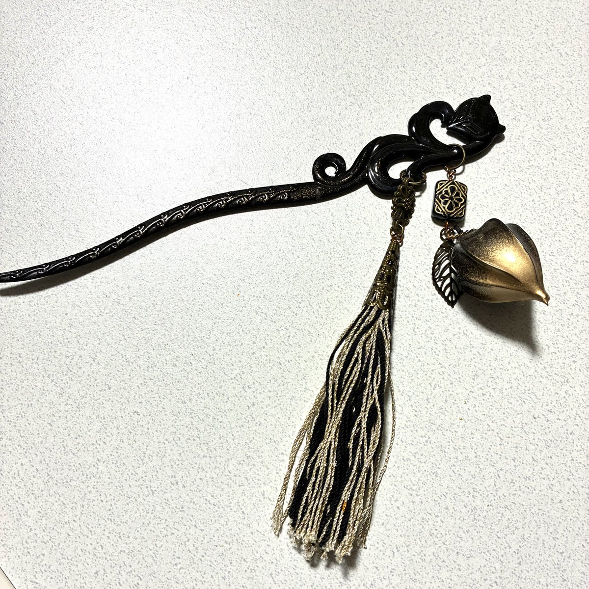 Shinohako's tweet photo. 🦊狐火鬼灯のかんざし 

在庫見てたら黒狐×黒金鬼灯のかんざしが一本だけ発見しました！
ミンネさんに入れましたのでよろしければ🙏

https://t.co/Yujt0sowPg

#ハンドメイドアクセサリー https://t.co/LjWN3p7jnH