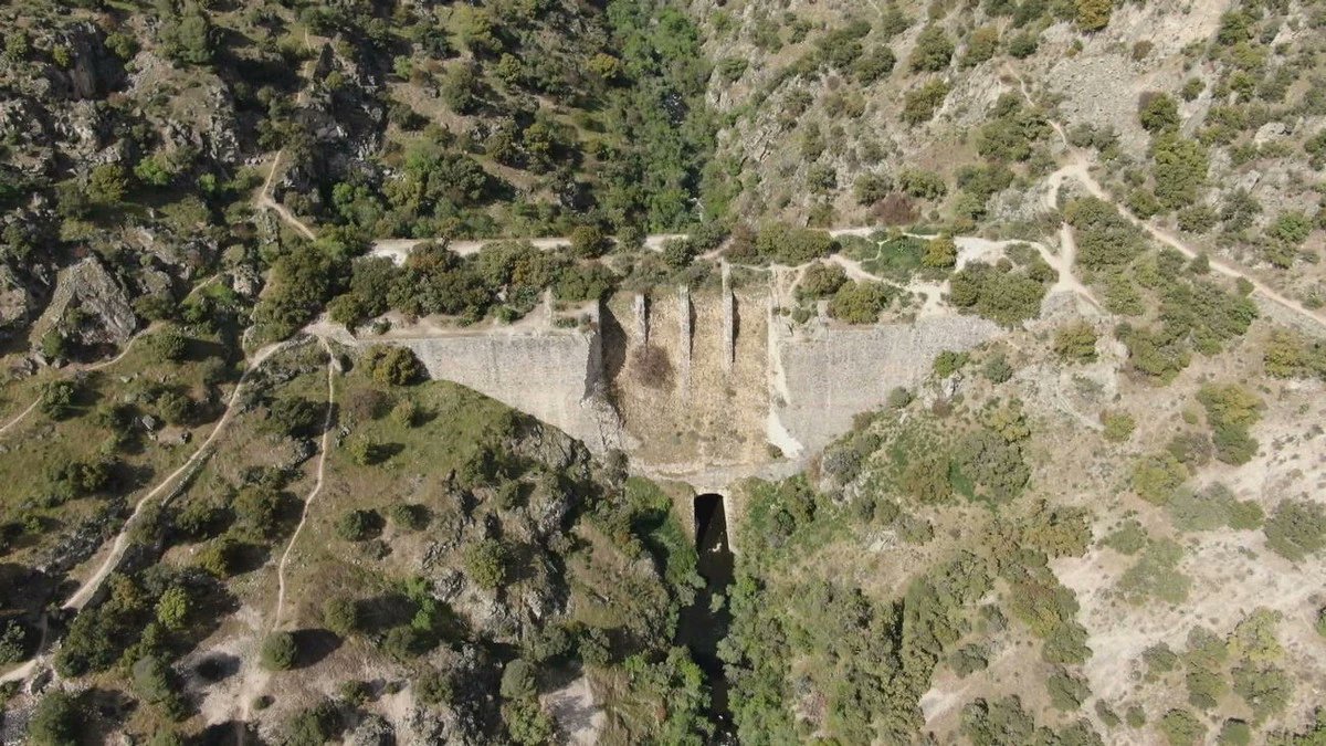 ivanfamil's tweet image. A finales del siglo XVIII, el rey de España, Carlos III, tuvo un sueño: conectar Madrid con el océano Atlántico. Para lograrlo, se inició la construcción de un canal navegable de más de 700 kilómetros que jamás se terminó: el Canal de Guadarrama. Tira del hilo 🧵👇🏽👇🏽👇🏽