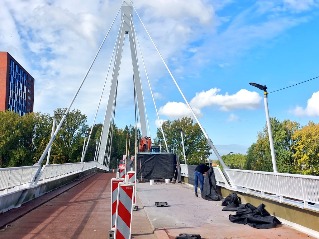 Hoofdbrekens over verwijderen wegdek op de Cornelis van Beverenbrug. Die wordt er nu afgeschraapt als het ware. Een tijdrovend karwei, hopelijk is de brug dan over circa drie weken klaar. Weersomstandigheden zullen mede bepalend zijn of dit gaat lukken?
