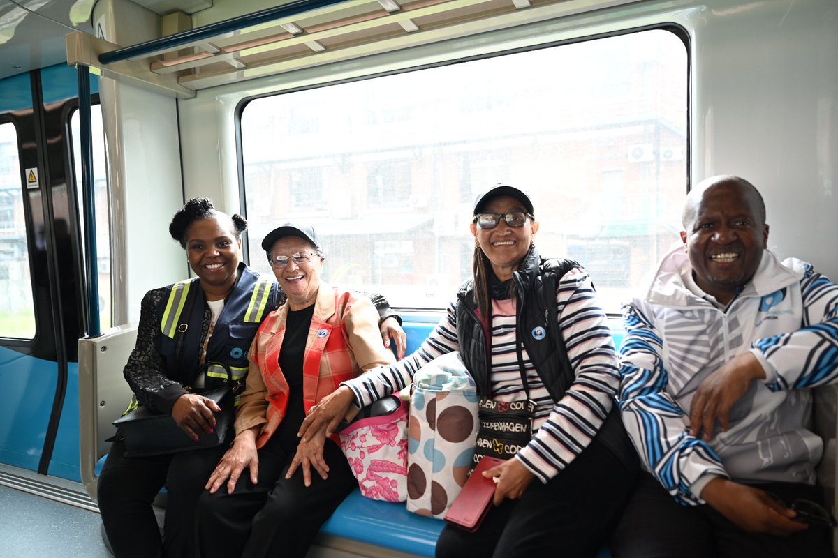 MetrorailWC's tweet image. Happy #TravelTuesday . The vibe onboard the #PeoplesTrain with local tourist ready to explore @SANParks @CapePointSA . 
#AccessWeek #PeoplesTrain