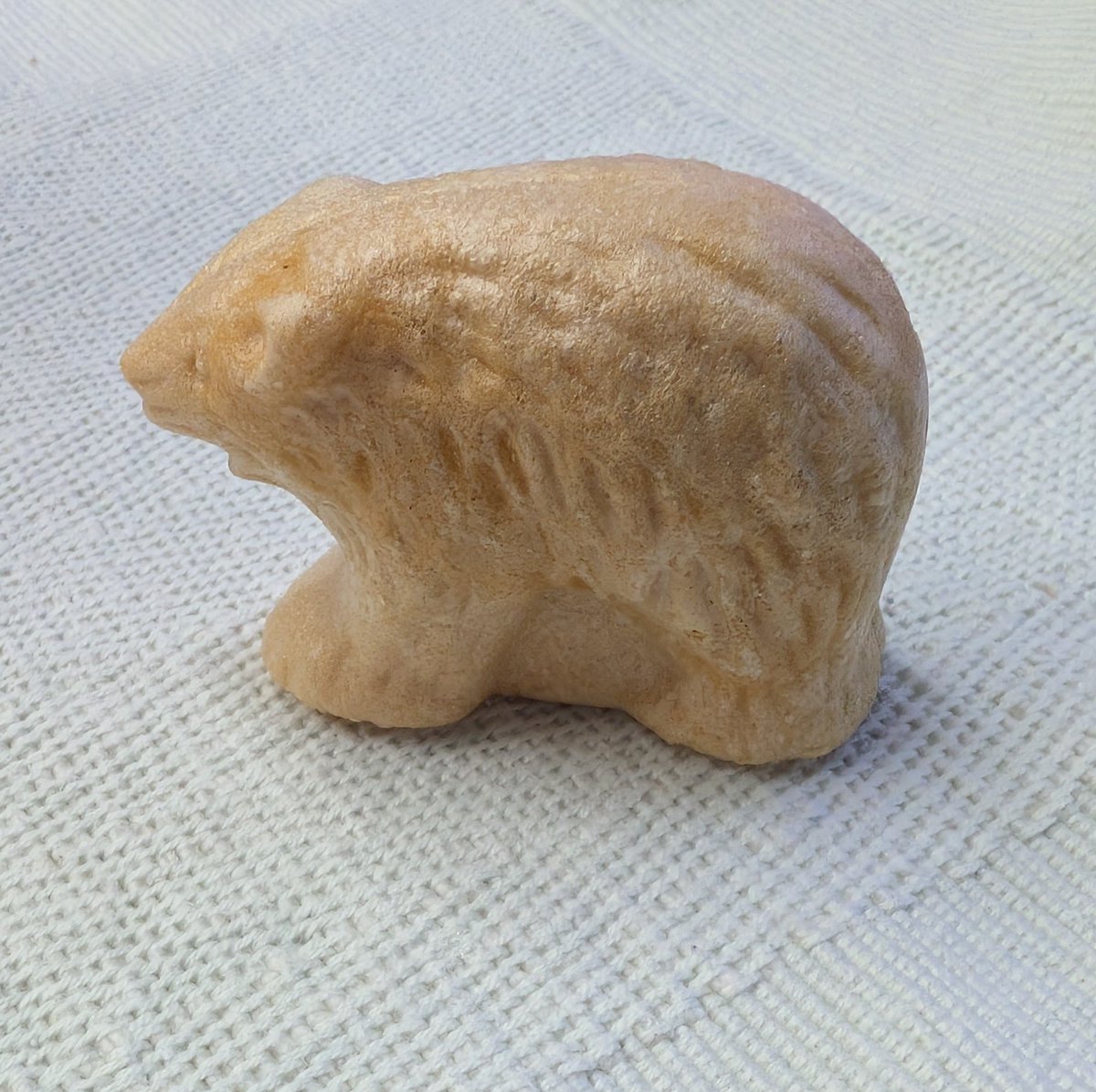 新千歳空港で買った、木彫り熊モナカ。ナッツが入った小豆ミルク餡入りで、めっちゃ美味しい😋
保安検査場Cの前にある『スカイショップ小笠原』で売ってます。