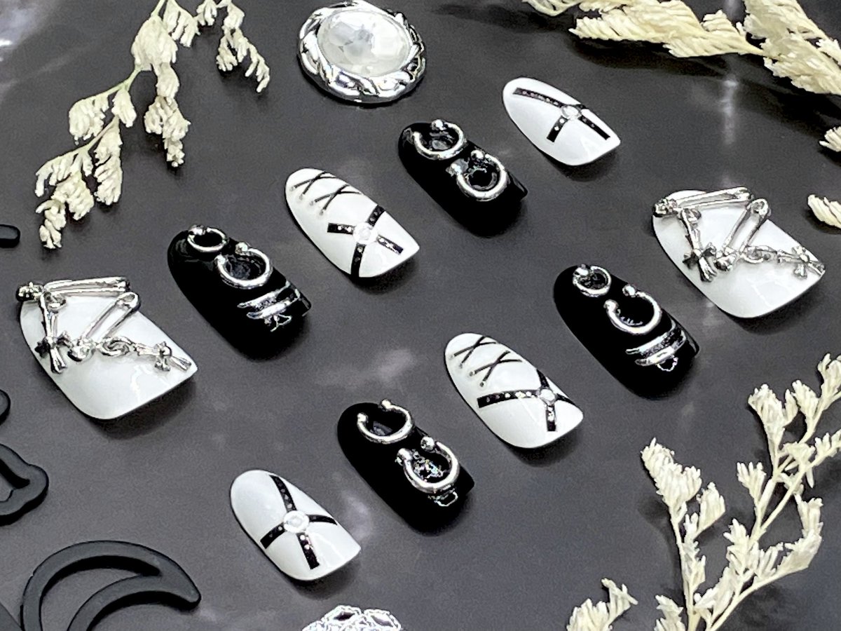 ruru_kmitnk's tweet image. ★PSO2NGS「パンクガーチT2[Se]」★
をモデルにしたネイルチップを作りました！
大きなベルトやピンが特徴的な、パンクロックモチーフの衣装ですね🧷⛓️
衣装のモデルさんは、とも(@tomoi_22222 )さまです🌻
#PSO2NGS 
#ネイルチップ