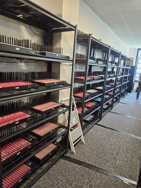 IntCyberDigest's tweet image. 🚨 U.S. Secret Service dismantled a massive SIM network in NYC — 300+ servers &amp;amp; 100K SIM cards capable of crippling telecoms &amp;amp; launching anonymous attacks — neutralized just before world leaders arrived for the UN General Assembly.