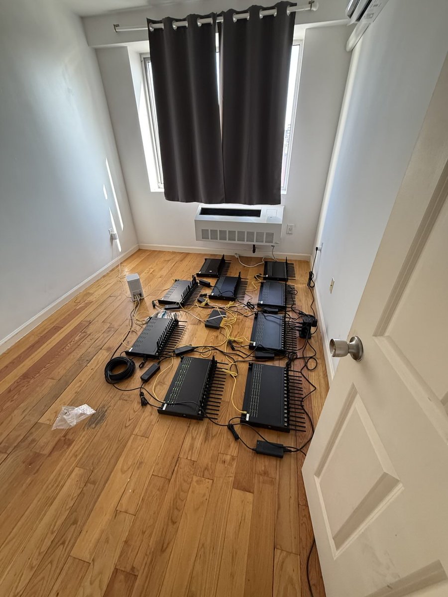 IntCyberDigest's tweet image. 🚨 U.S. Secret Service dismantled a massive SIM network in NYC — 300+ servers &amp;amp; 100K SIM cards capable of crippling telecoms &amp;amp; launching anonymous attacks — neutralized just before world leaders arrived for the UN General Assembly.