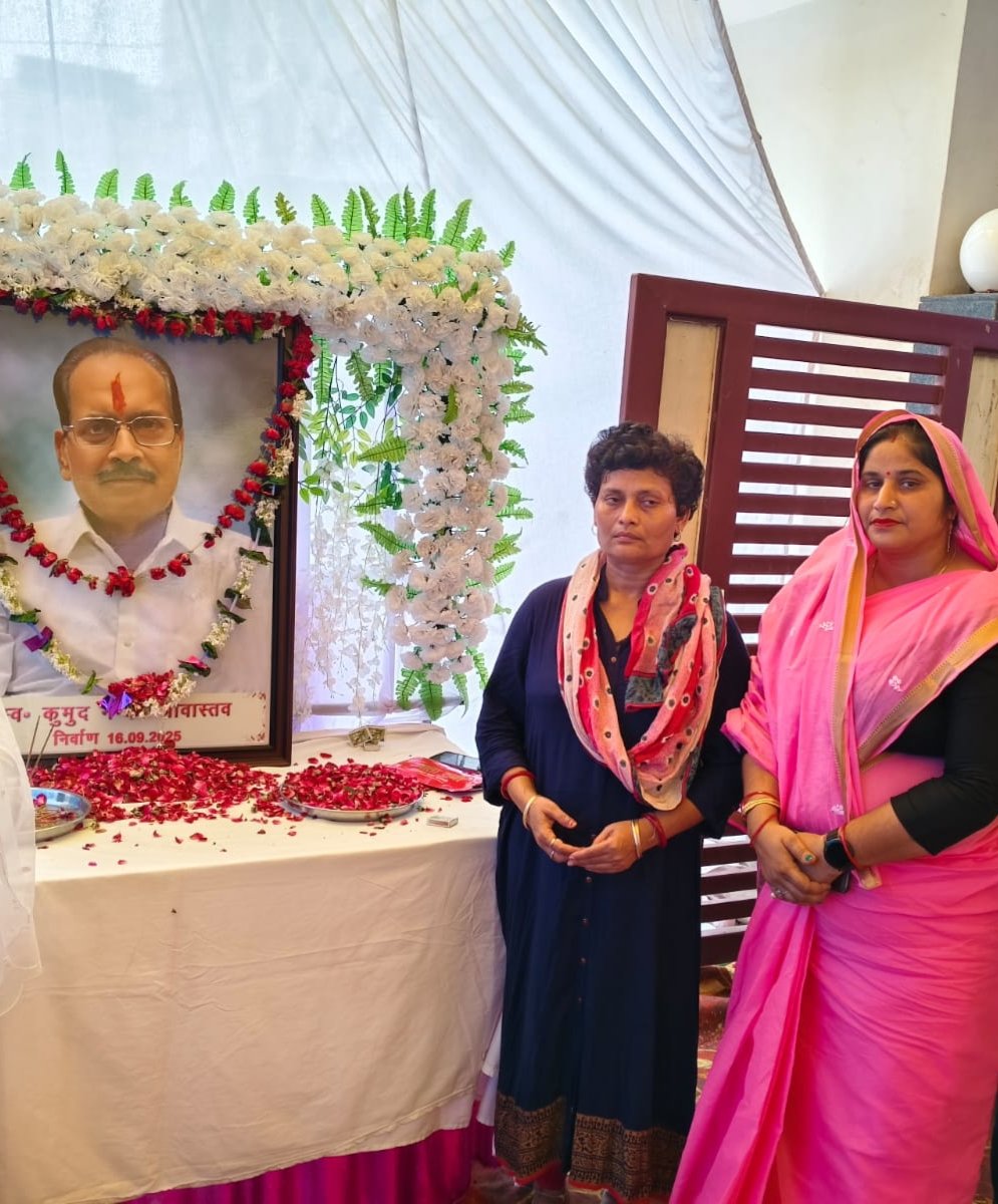 समाजवादी पार्टी, उत्तरप्रदेश महिला सभा की प्रदेश अध्यक्ष श्रीमती रीबू श्रीवास्तव जी के पिताश्री के निधन का दुखद समाचार मिला।।
आज उनके आवास पर पहुंच कर परिवारजनों को ढाढस बंधाया।।
ईश्वर से प्रार्थना है कि शोकाकुल परिवारजनों को इस दुख को सहने की ताकत प्रदान करे।।