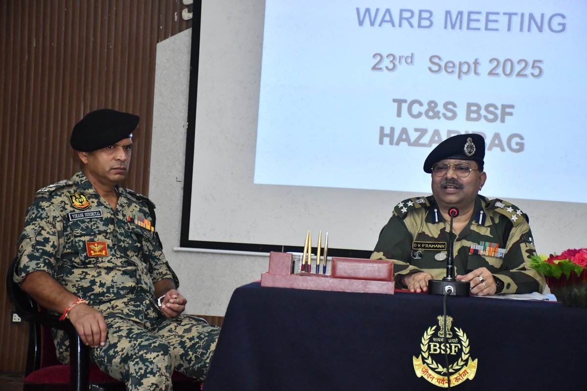 BSF_TCS's tweet photo. #CAPFs #WARB की तिमाही बैठक @BSF_TCS में आयोजित हुई, जिसमें बड़ी संख्या में सेवानिवृत्त कर्मियों व आश्रितों ने भाग लिया। कार्यवाहक IG श्री डी.के. प्रामाणिक ने उठाई गई समस्याओं के त्वरित निवारण हेतु अधिकारियों को आवश्यक निर्देश दिए। 🇮🇳 https://t.co/CstB8NKOTu