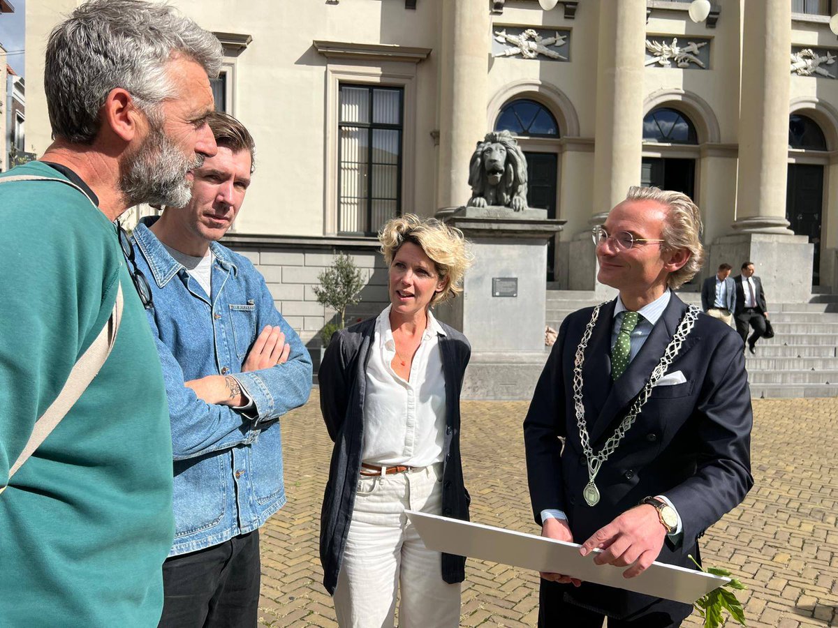 Een plek om samen te komen, even uit te rusten en een kop koffie te drinken. Dat vinden de indieners van de petitie 'Horeca in het Weizigtpark' een goed idee. 1335 mensen zijn het met hen eens en ondertekenden de petitie. Burgemeester Mol nam de petitie in ontvangst.