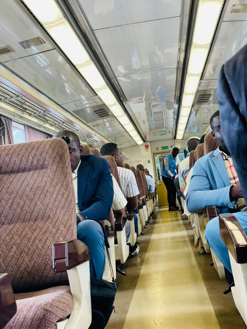 🇨🇩🚆 #RDC | Le train Kinshasa–Matadi est de retour !
Après des années d’abandon, la mobilité moderne revient. Une rame de 10 voitures dont une VIP avec une capacité de 400 passagers et 6h15 min par voyage.  Toutes les voitures ont une connexion Wifi haut débit. 
Un symbole de